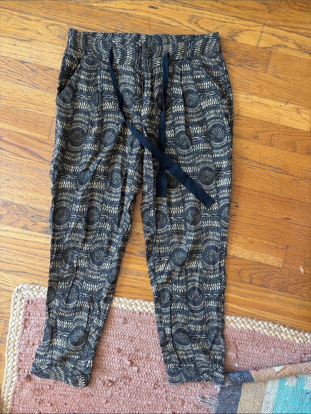 Women’s Printed Drawstring Pants - Black/Brown